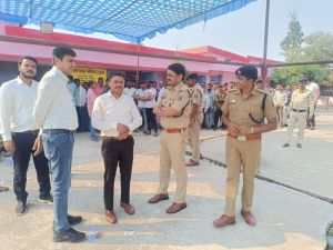 कलेक्टर - एसपी ने किया मतदान केन्द्रों का निरीक्षण कलेक्टर - एसपी ने किया मतदान केन्द्रों का निरीक्षण