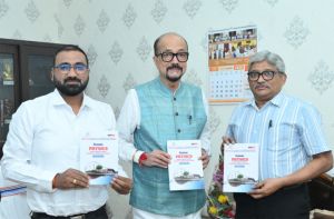 राज्यपाल डेका ने भौतिकी विषय पर लिखित पुस्तक का किया विमोचन राज्यपाल डेका ने भौतिकी विषय पर लिखित पुस्तक का किया विमोचन