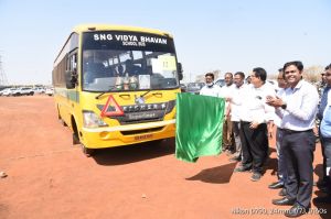 एडीएम अरविन्द एक्का ने मतदान दल वाहनों को हरी झंडी दिखा कर किया रवाना एडीएम अरविन्द एक्का ने मतदान दल वाहनों को हरी झंडी दिखा कर किया रवाना