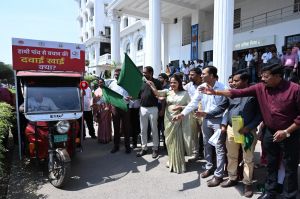 महापौर मीनल ने स्वास्थ्य विभाग की 5 टीमों को रवाना किया महापौर मीनल ने स्वास्थ्य विभाग की 5 टीमों को रवाना किया