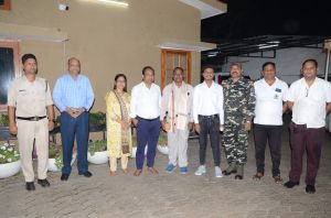 सेवानिवृत्त होने पर कलेक्टर ने नगर सैनिक तथा कलेक्टोरेट कर्मचारी को दी भावभीनी विदाई सेवानिवृत्त होने पर कलेक्टर ने नगर सैनिक तथा कलेक्टोरेट कर्मचारी को दी भावभीनी विदाई