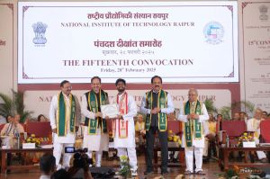 एनआईटी रायपुर के 15वें दीक्षांत समारोह में शामिल हुए इसरो के पूर्व चेयरमैन एस सोमनाथ एनआईटी रायपुर के 15वें दीक्षांत समारोह में शामिल हुए इसरो के पूर्व चेयरमैन एस सोमनाथ