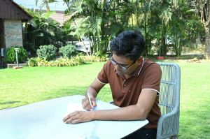 छत्तीसगढ़ में पहली बार हस्तलिखित बजट पेश, वित्त मंत्री ओपी चौधरी ने किए हस्ताक्षर छत्तीसगढ़ में पहली बार हस्तलिखित बजट पेश, वित्त मंत्री ओपी चौधरी ने किए हस्ताक्षर