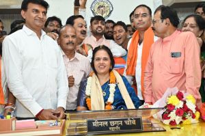 नवनिर्वाचित महापौर  मीनल चौबे ने नगर निगम मुख्यालय पहुंचकर शंख ध्वनि के मध्य पदभार सम्हाला