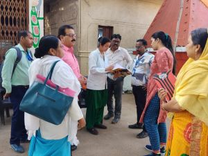  खुर्सीपार क्षेत्र वार्ड 42 में स्वास्थ्य टीम ने किया दौरा