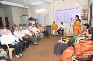 महापौर मीनल चौबे ने वरिष्ठजनों का आशीर्वाद प्राप्त किया महापौर मीनल चौबे ने वरिष्ठजनों का आशीर्वाद प्राप्त किया