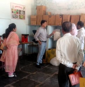 कलेक्टर ने ग्राम जगतरा में महिला समूह द्वारा निर्मित किए जा रहे रूई बत्ती निर्माण कार्य का किया अवलोकन 