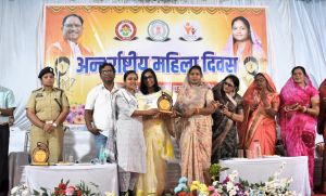 अंतर्राष्ट्रीय महिला दिवस के अवसर पर महिलाओं को किया गया सम्मानित अंतर्राष्ट्रीय महिला दिवस के अवसर पर महिलाओं को किया गया सम्मानित