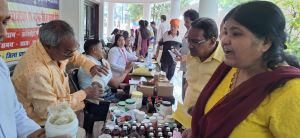 कलेक्टर अवनीश शरण ने शिविर में कराई सेहत की जांच कलेक्टर अवनीश शरण ने शिविर में कराई सेहत की जांच