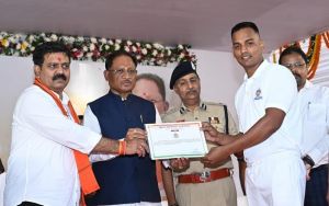 मुख्यमंत्री ने उप निरीक्षक संवर्ग में चयनित अभ्यर्थियों को प्रदान किया नियुक्ति पत्र मुख्यमंत्री ने उप निरीक्षक संवर्ग में चयनित अभ्यर्थियों को प्रदान किया नियुक्ति पत्र