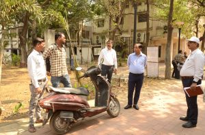 बिना हेलमेट वाहन चला रहे लोगों को कलेक्टर डॉ. गौरव सिंह ने रोका, दी समझाइश बिना हेलमेट वाहन चला रहे लोगों को कलेक्टर डॉ. गौरव सिंह ने रोका, दी समझाइश