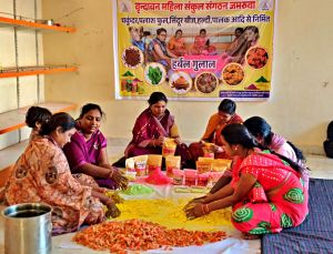 हर्बल गुलाल से पर्यावरण संरक्षण के साथ ही आत्मनिर्भरता की ओर बढ़ रहे हैं बालोद जिले की महिलाओं के कदम हर्बल गुलाल से पर्यावरण संरक्षण के साथ ही आत्मनिर्भरता की ओर बढ़ रहे हैं बालोद जिले की महिलाओं के कदम