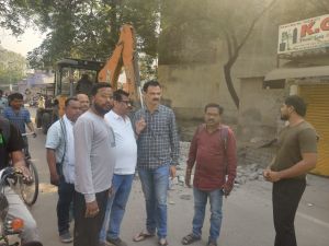 इकरा स्कूल पंडरी द्वारा बनाई गई अवैध बाउंड्रीवाल तोड़ी इकरा स्कूल पंडरी द्वारा बनाई गई अवैध बाउंड्रीवाल तोड़ी