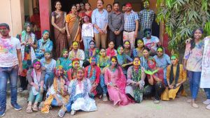 विकास कालेज के छात्र- अध्यापक हुवे रंग से सरोबार