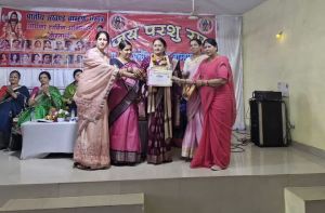  वरिष्ठ साहित्यकार श्रीमती दीक्षा चौबे का सम्मान  