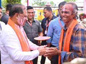  मुख्यमंत्री  विष्णुदेव साय ने अपने गृह ग्राम बगिया में ग्रामीणों संग हर्षोल्लास से मनाई होली