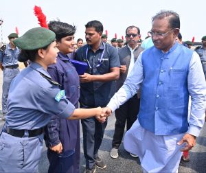  मुख्यमंत्री  ने जशपुर में विमान उड़ान प्रशिक्षण का शुभारंभ किया, एनसीसी कैडेट्स का बढ़ाया उत्साह