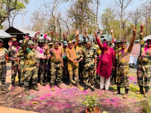  कमांड मुख्यालय सीमा सुरक्षा बल छत्तीसगढ़ ने अपने जवानों के साथ तालाबेड़ा कैम्प में धूमधाम से होली का त्योहार मनाया 