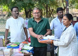 सुरक्षा की दृष्टि से 9 एस.एल.आर.एम. सेंटर के 405 स्वच्छता दीदीयों को स्वच्छता किट वितरित सुरक्षा की दृष्टि से 9 एस.एल.आर.एम. सेंटर के 405 स्वच्छता दीदीयों को स्वच्छता किट वितरित