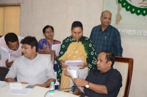 कलेक्टर डॉ. गौरव सिंह ने जनदर्शन में सुनीं लोगों की समस्या एवं शिकायतें कलेक्टर डॉ. गौरव सिंह ने जनदर्शन में सुनीं लोगों की समस्या एवं शिकायतें