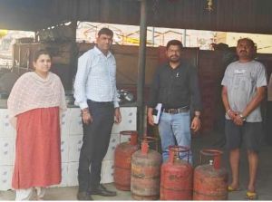 दो ढाबों पर अफसरों ने मारा छापा, 8 गैस सिलेंडर जब्त दो ढाबों पर अफसरों ने मारा छापा, 8 गैस सिलेंडर जब्त