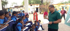 नवनिर्मित बैडमिंटन कोर्ट एवं भवन का निरीक्षण के दौरान आयुक्त बच्चो को लगे पढ़ाने नवनिर्मित बैडमिंटन कोर्ट एवं भवन का निरीक्षण के दौरान आयुक्त बच्चो को लगे पढ़ाने