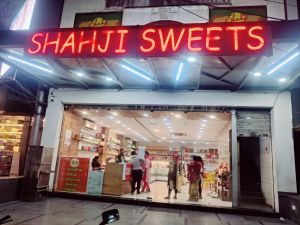 निगम जोन 3 द्वारा शाह जी स्वीट्स में गंदगी मिलने पर 15 हजार रुपए किया जुर्माना निगम जोन 3 द्वारा शाह जी स्वीट्स में गंदगी मिलने पर 15 हजार रुपए किया जुर्माना