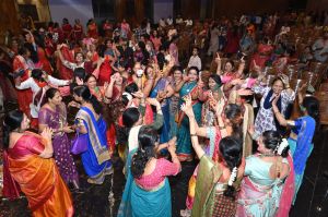 'होलिया में उड़े रे गुलाल’ और ‘मतवाली कुड़िया’ के डांस पर झूमीं महिलाएं 'होलिया में उड़े रे गुलाल’ और ‘मतवाली कुड़िया’ के डांस पर झूमीं महिलाएं