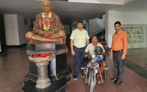  दुर्घटना में घायल हितग्राही को समाज कल्याण विभाग द्वारा दी गई बैटरी चलित ट्रायसायकल