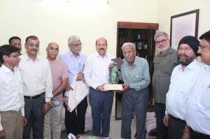 वरिष्ठ साहित्यकार  विनोद कुमार शुक्ल का कृषि विश्वविद्यालय परिवार ने किया अभिनंदन