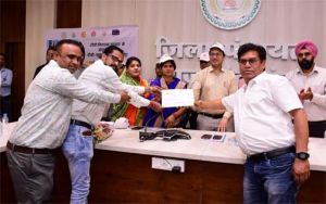 टीबी रोग उन्मूलन के क्षेत्र में उत्कृष्ट कार्य करने वाले स्वास्थ्य कार्यकर्ताओं एवं निक्षय मित्रों का किया गया सम्मान