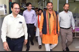  स्वास्थ्य मंत्री ने राजनांदगांव जिला चिकित्सालय का किया औचक निरीक्षण