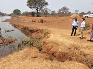 कलेक्टर ने भाठागांव बी में पहुँचकर जल जतन अभियान के कार्यों का लिया जायजा 