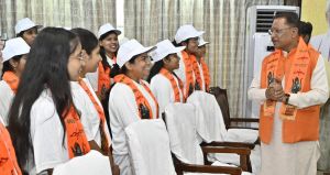 मुख्यमंत्री विष्णु देव साय ने बालिकाओं के साथ सुनी 'मन की बात' की 120वीं कड़ी मुख्यमंत्री विष्णु देव साय ने बालिकाओं के साथ सुनी 'मन की बात' की 120वीं कड़ी