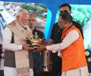 छत्तीसगढ़ की सांस्कृतिक पहचान और महिला सशक्तिकरण का प्रतीक भेंट: मुख्यमंत्री ने प्रधानमंत्री को भेंट किया बिलासा देवी केवट का मोमेंटो छत्तीसगढ़ की सांस्कृतिक पहचान और महिला सशक्तिकरण का प्रतीक भेंट: मुख्यमंत्री ने प्रधानमंत्री को भेंट किया बिलासा देवी केवट का मोमेंटो