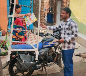 जनजागृति और जागरूकता के लिए द्वार-द्वार जगा रहे स्वच्छता की अलख जनजागृति और जागरूकता के लिए द्वार-द्वार जगा रहे स्वच्छता की अलख