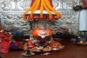  चंद्रपुर के चंद्रहासिनी माता के मंदिर में उमड़ रही श्रद्धालुओं की भीड़