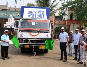 कलेक्टर श्री लंगेह ने वाटरशेड रथ को हरी झंडी दिखाकर किया रवाना कलेक्टर श्री लंगेह ने वाटरशेड रथ को हरी झंडी दिखाकर किया रवाना