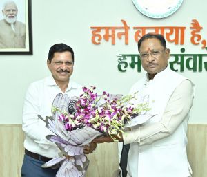 मुख्यमंत्री विष्णु देव साय से एसईसीएल के नवनियुक्त सीएमडी हरीश दुहन ने की सौजन्य भेंट मुख्यमंत्री विष्णु देव साय से एसईसीएल के नवनियुक्त सीएमडी हरीश दुहन ने की सौजन्य भेंट