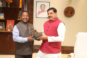 आदिम जाति विकास मंत्री रामविचार नेताम ने मध्यप्रदेश के मुख्यमंत्री डॉ. मोहन यादव से की मुलाकात आदिम जाति विकास मंत्री रामविचार नेताम ने मध्यप्रदेश के मुख्यमंत्री डॉ. मोहन यादव से की मुलाकात