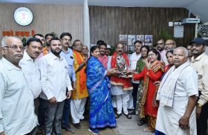 अधिकारियों-कर्मचारियों को वर्षों से लंबित ग्रेच्युटी राशि का भुगतान अधिकारियों-कर्मचारियों को वर्षों से लंबित ग्रेच्युटी राशि का भुगतान