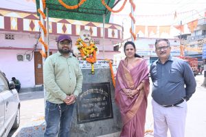 सियाचिन ग्लेशियर पर तिरंगा फहराने वाले शहीद राजीव पाण्डेय को जयन्ती पर महापौर मीनल चौबे, संस्कृति विभाग अध्यक्ष अमर गिदवानी, जोन 6 अध्यक्ष बद्री प्रसाद गुप्ता ने दी आदरांजलि