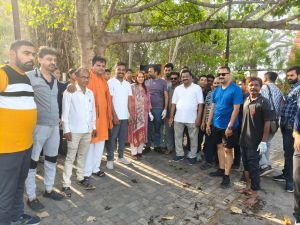 बंधवा तालाब में मानव श्रृंखला बनाकर सफाई श्रमदान में जुटे सफाई मित्र