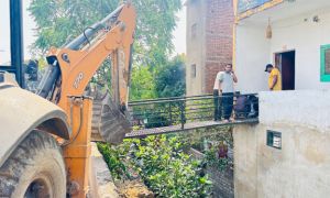 निगम जोन 4 ने नाले पर  बनाया लोहे का अवैध पाटा तोड़ा