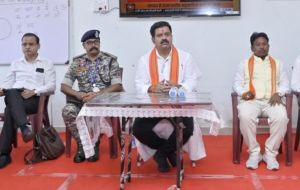  उपमुख्यमंत्री श्री शर्मा ने सुकमा में आत्मसमर्पित नक्सलियों से की चर्चा