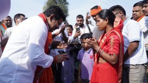  उपमुख्यमंत्री श्री शर्मा बस्तर जिले के ग्राम शासनकचौरा और हलबा कचौरा में स्वयं हितग्राहियों के घर पहुँचकर किया सर्वे 