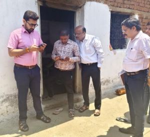 प्रधानमंत्री आवास योजना (ग्रामीण) प्लस 2.0 के अंतर्गत ग्राम पंचायत कसहीबाहरा एवं परसापाली में कलेक्टर ने किया औचक निरीक्षण