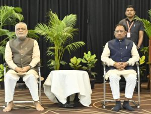 मुख्यमंत्री विष्णुदेव साय ने हार्टफुलनेस योगाश्रम में योगगुरु कमलेश पटेल से की भेंट मुख्यमंत्री विष्णुदेव साय ने हार्टफुलनेस योगाश्रम में योगगुरु कमलेश पटेल से की भेंट