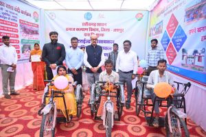 राज्यपाल रमेन डेका ने हितग्राहियों को किया समाग्रियों को वितरण राज्यपाल रमेन डेका ने हितग्राहियों को किया समाग्रियों को वितरण