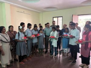 दृष्टीबाधित बच्चों को कलेक्टर विलास भोसकर ने प्रदान किया मोबाइल दृष्टीबाधित बच्चों को कलेक्टर विलास भोसकर ने प्रदान किया मोबाइल